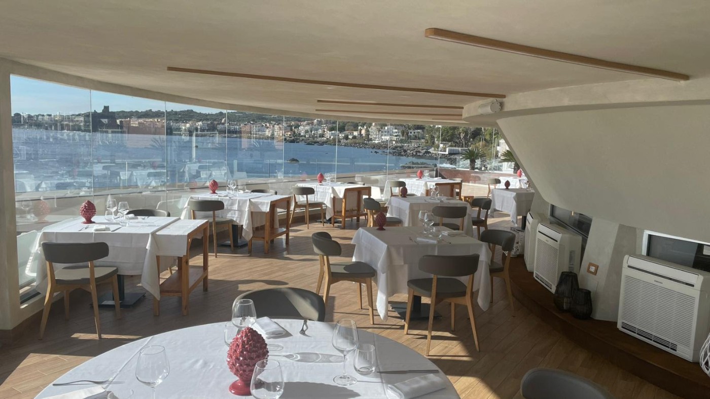 Il Grand Hotel Faraglioni di Aci Trezza apre la sua terrazza invernale sul mare