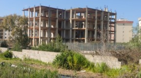 Quello sfregio alla periferia di Lecce in viale Giovanni Paolo II: degrado, scheletri di cemento nei cantieri