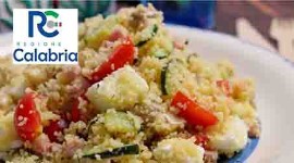 Cous cous con uova strapazzate, prosciutto cotto e fagiolini: un piatto completo e gustoso