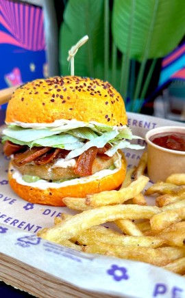 Funny Crispy Burger: il panino 100% vegetale che illumina il Veganuary