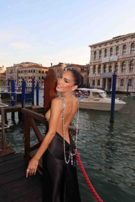 Giulia De Lellis sul red carpet di Venezia per presentare il suo debutto da attrice nel corto “101%”