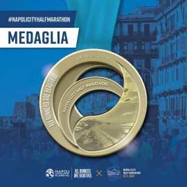 Napoli City Half Marathon, la medaglia è un pezzo d’arte dalle forme sinuose. Si corre domenica 23 febbraio 2025