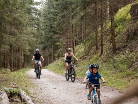 Nell’Area Vacanze Sci & Malghe Rio Pusteria nasce un nuovo percorso panoramico che unisce natura e accessibilità per escursionisti e ciclisti