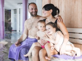 Batman, Obelix, pirati e farfalle: i protagonisti delle gettate di vapore tra divertimento e relax nella family sauna dell’hotel 5* Familiamus, in Alto Adige