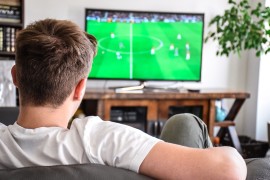 Calcio in TV: fino a 900 euro la spesa per i tifosi italiani 