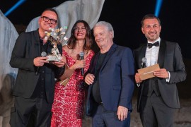 Iginio Massari conferisce a Gigi D'Alessio il premio Artis Suavitas 