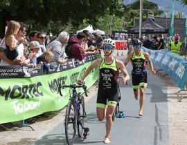 A caldaro triathlon e solidarietà. Sul lago triplici campioni in pedalò