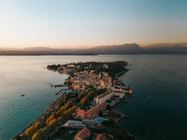 Il Consorzio Lugana DOC Wine Partner di Fondazione Officine Saffi per l’inaugurazione della mostra di Ann Beate Tempelhaug