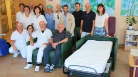 Consegnate all'Hospice di Lugo le poltrone letto acquistate con i proventi del libro di Doriano Tamburini 