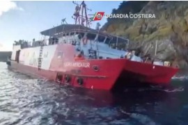 Nave incagliata sulla scogliera all’Isola d'Elba: blackout e acqua nello scafo