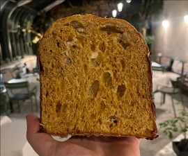 Un panettone al miso e cioccolato bianco che si sforna fino a Pasqua: al ConTanima di Bolzano, chef Dario Tornatore reinventa il grande classico natalizio 