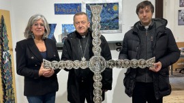 La croce di Ravenna torna in processione per il Giubileo con una versione in mosaico