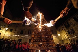 Il fuoco sacro del Natale: ad Abbadia San Salvatore il 24 dicembre si accendono le tradizionali Fiaccole