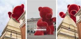 A Torino è arrivato un enorme turista speciale, l'orso Tovvi