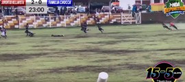 Fulmine sul campo da calcio durante la partita uccide e ferisce giocatori in Perù - il video