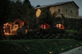  Outdoor con stile. Al Rifugio dei Marsi il glamping che non ti aspetti: due botti e una yurta mongola nel cuore della campagna marchigiana