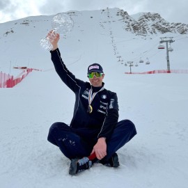 ATOMIC  celebra Simone Origone: 16a Coppa del Mondo per il Re indiscusso della velocità