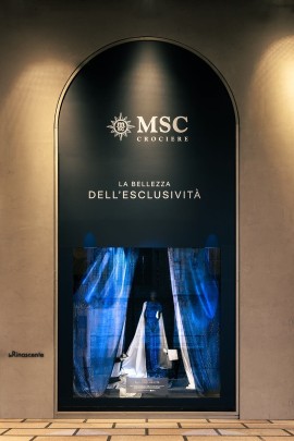 MSC CROCIERE «porta» il mare a Milano e «veste» di blu la facciata di Rinascente in Piazza Duomo. Le installazioni artistiche nelle sei vetrine raccontano «La bellezza su misura» dei viaggi sul mare