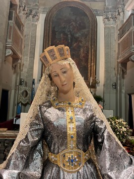 Filippo Sorcinelli veste la Sacra Statua di Maria SS.ma del Carmine di Trastevere a Roma in occasione del 489° Anniversario del Ritrovamento della Sacra Statua