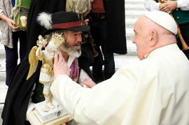 Màngano dona la Statua di San Michele  